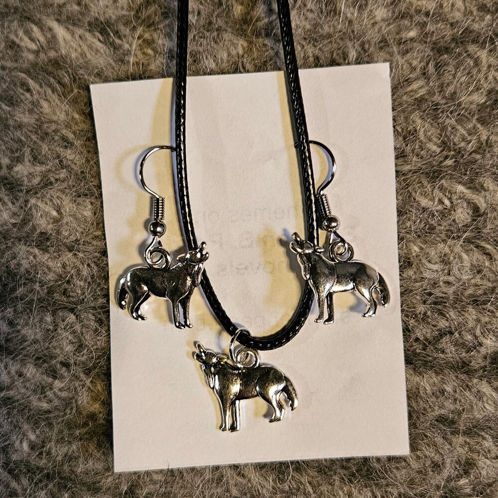 Lovely, howling wolves pendant and earrings, new charms